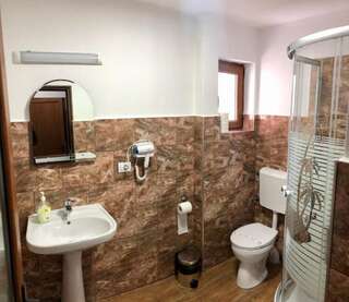 Гостевой дом Vila FAN Confort Вишеу-де-Сус Двухместный номер с 1 кроватью и собственной ванной комнатой-1
